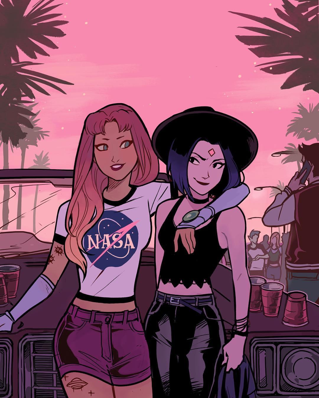 Ilustración estilizada de dos personajes femeninos aparentemente de un cómic o animación, sentadas juntas y sonriendo contra un fondo de palmeras y un cielo rosa al atardecer. Una lleva una camiseta con el logo de la NASA y la otra lleva una blusa negra con un sombrero. Ambas irradian un aire de amistad y relajación, mientras en el fondo se vislumbran siluetas de personas disfrutando de una fiesta.