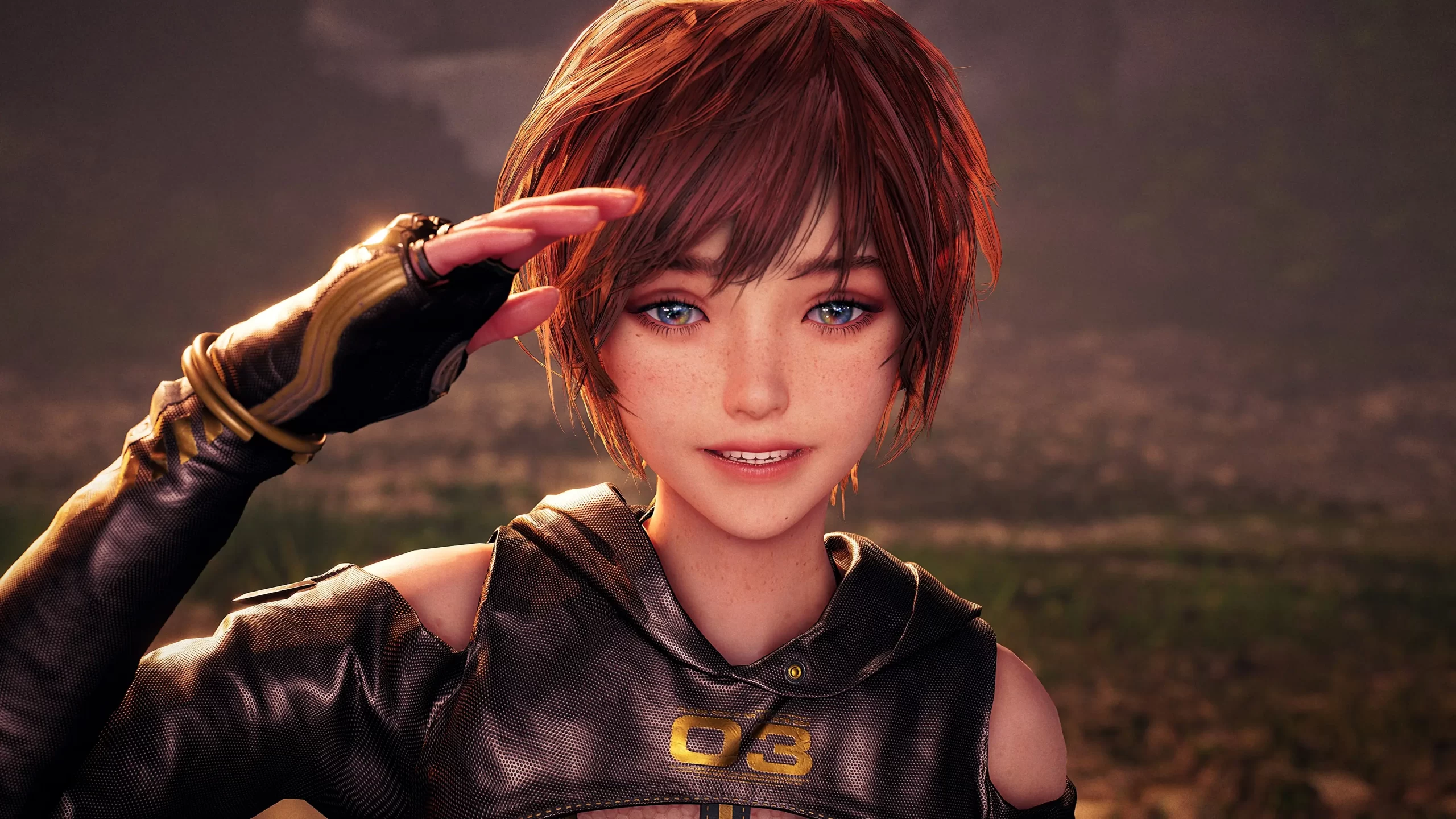 La imagen muestra un personaje femenino de videojuego con una expresión alegre y relajada. Tiene el pelo corto y castaño con reflejos rojos y ojos azules brillantes. Saluda al espectador con un saludo militar, mostrando guantes negros y una camiseta sin mangas con el número "03". El fondo es borroso, pero sugiere un paisaje al aire libre, con tonos cálidos de atardecer que iluminan su rostro y cabello. La calidad de la imagen es nítida, destacando el realismo y la textura de la vestimenta del personaje y su piel. Su expresión amigable y el gesto confiado transmiten una sensación de aventura y valentía.